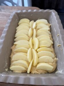 Déposer la moitié des lamelles de pommes