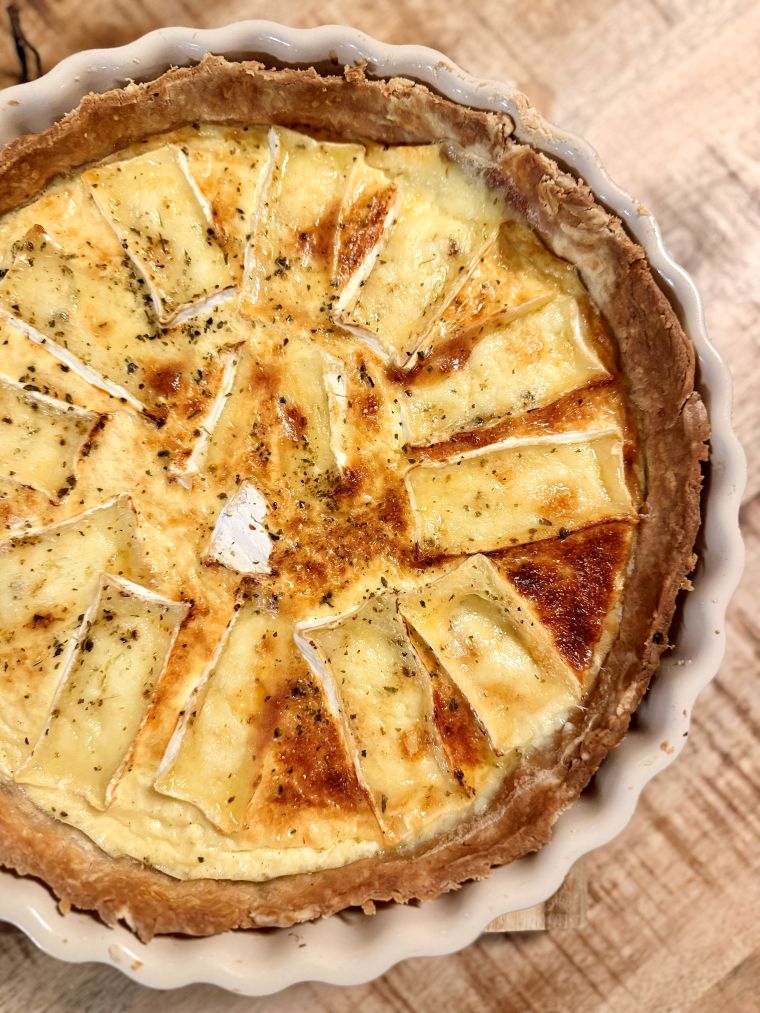 quiche avec pâte brisée au skyr et huile d'olive, garniture aux fromages