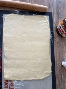 Etaler la pâte en rectangle de 45 cm sur 30 cm.