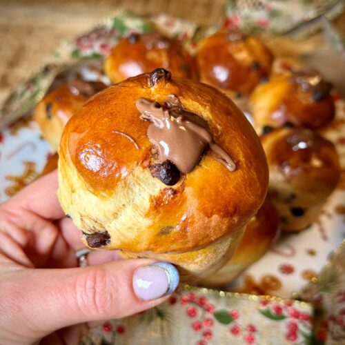Briochettes moelleuses aux pépites de chocolat avec un coeur coulant de pâte à tartiner