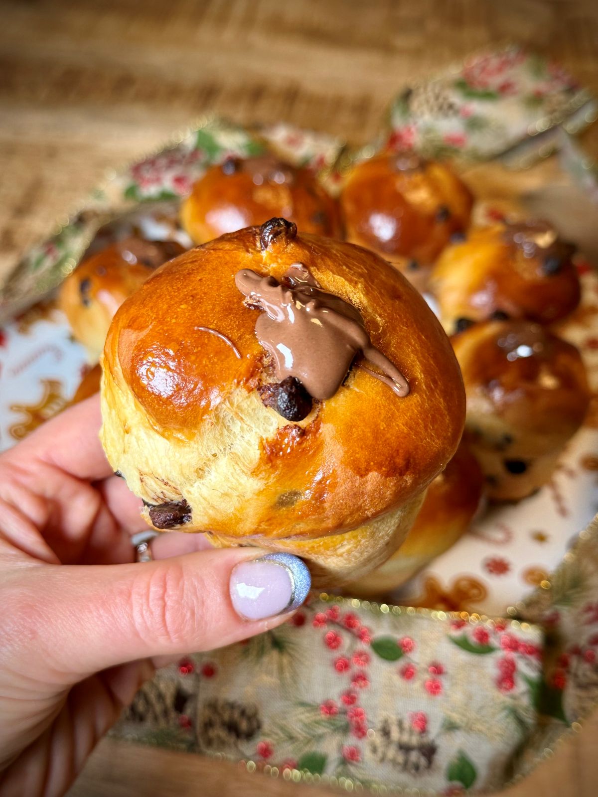 Briochettes moelleuses aux pépites de chocolat avec un coeur coulant de pâte à tartiner