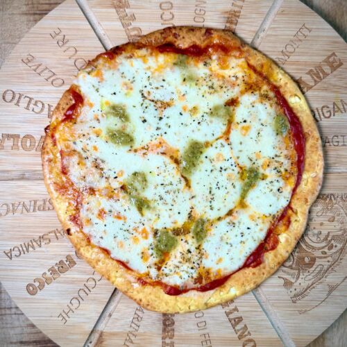 Pizza avec pâte au cottage cheese garnie façon margarita