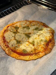 cuisson de la pizza avec la pâte au cottage cheese
