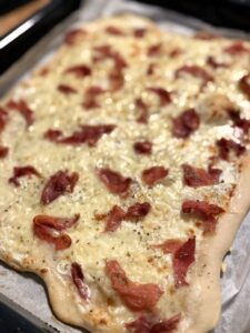 Tarte flambée au jambon serrano, emmental, mozzarella