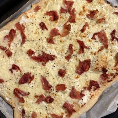 Flammekueche avec jambon serrano, emmental, mozzarella