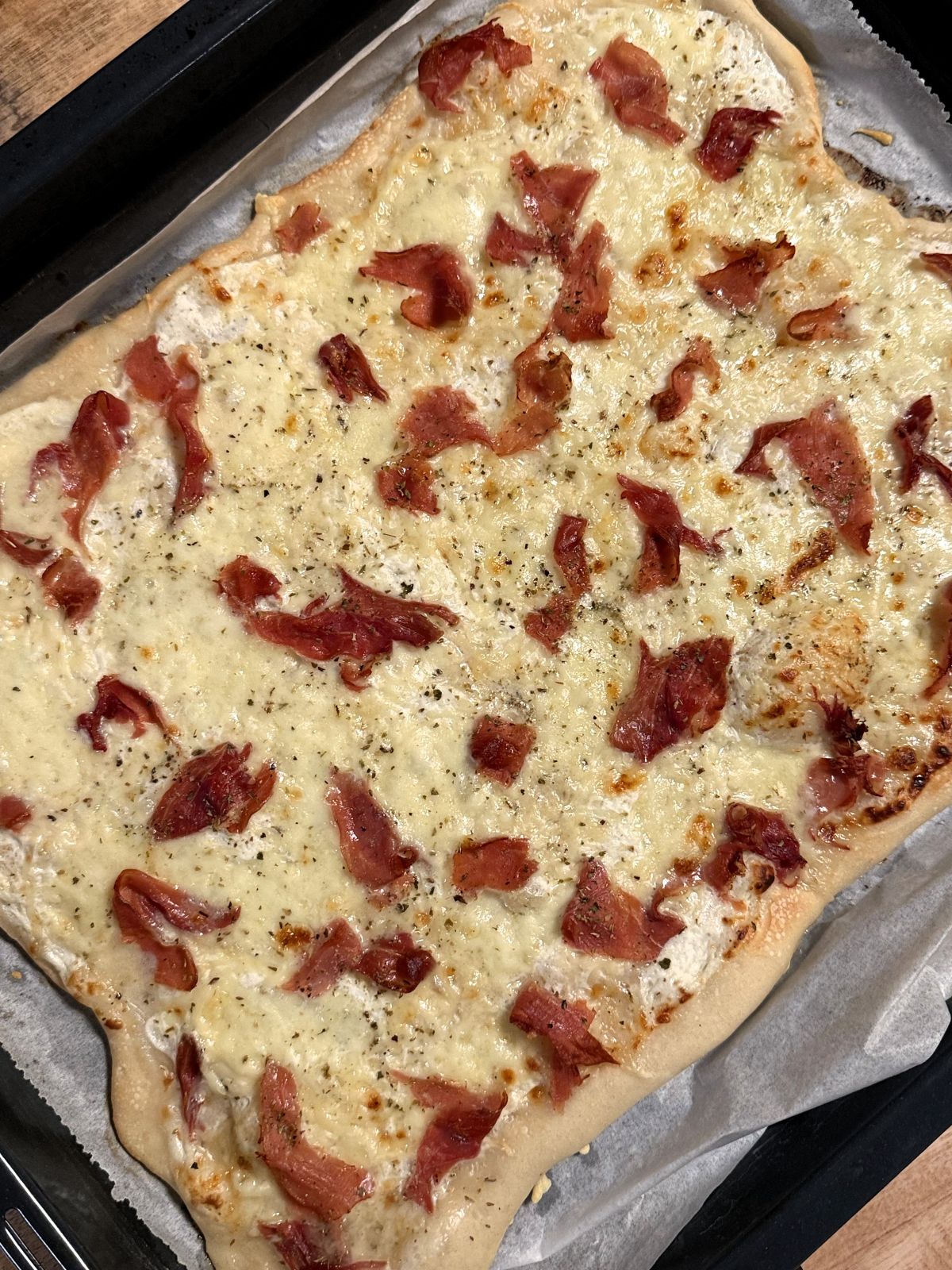 Flammekueche avec jambon serrano, emmental, mozzarella