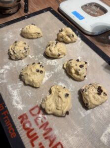 boules de pâtes à brioche avec des pépites de chocolat