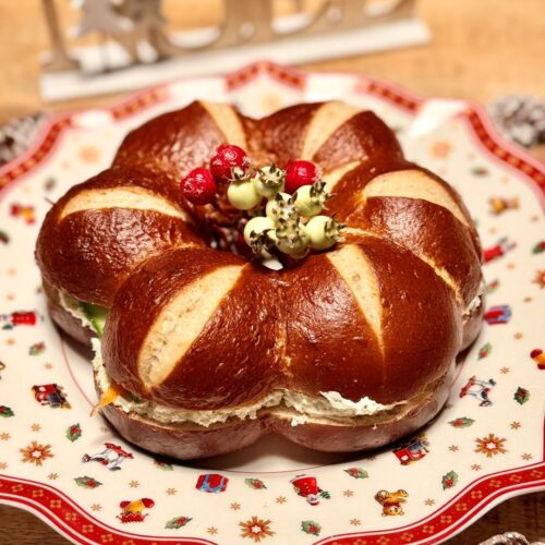 Couronne bretzel avec fromage à tartiner, saumon fumé et concombre pour l'aperitif