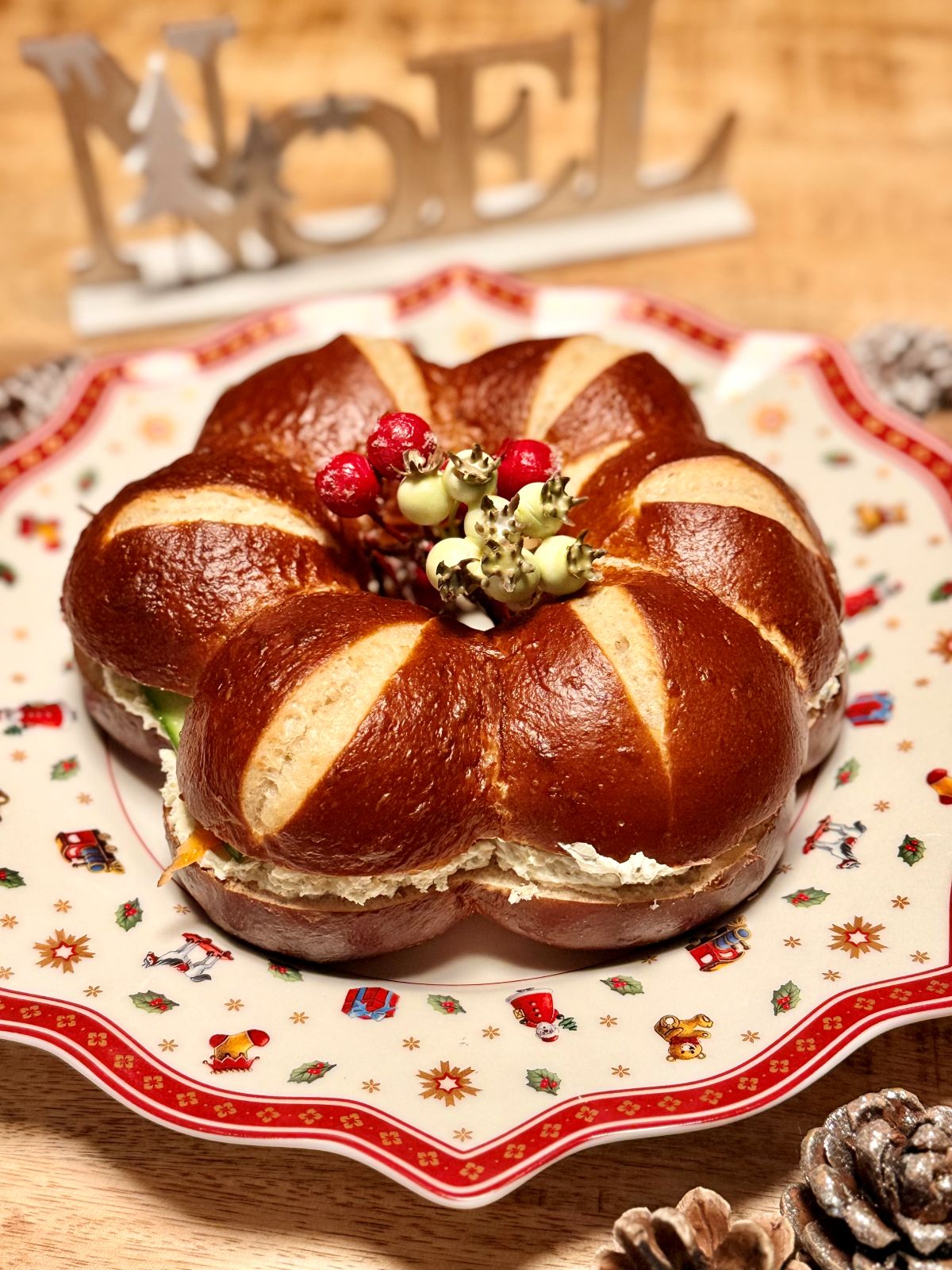 Couronne bretzel avec fromage à tartiner, saumon fumé et concombre pour l'aperitif