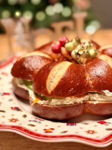 Couronne en pain bretzel, garnie, pour l'apéritif