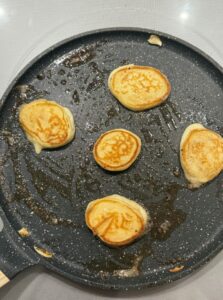 fondre le beurre et cuire les blinis