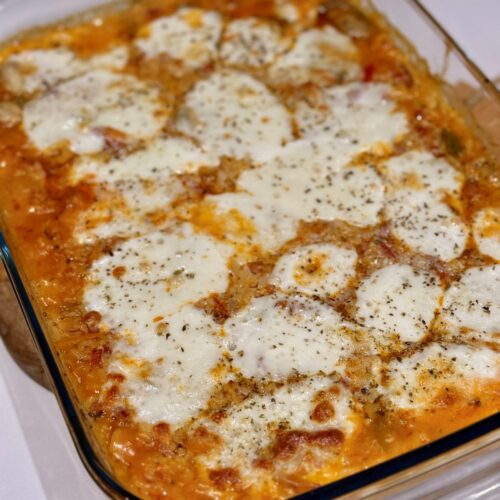 Riz cuisiné comme une pizza, gratiné au four avec de la mozzarella