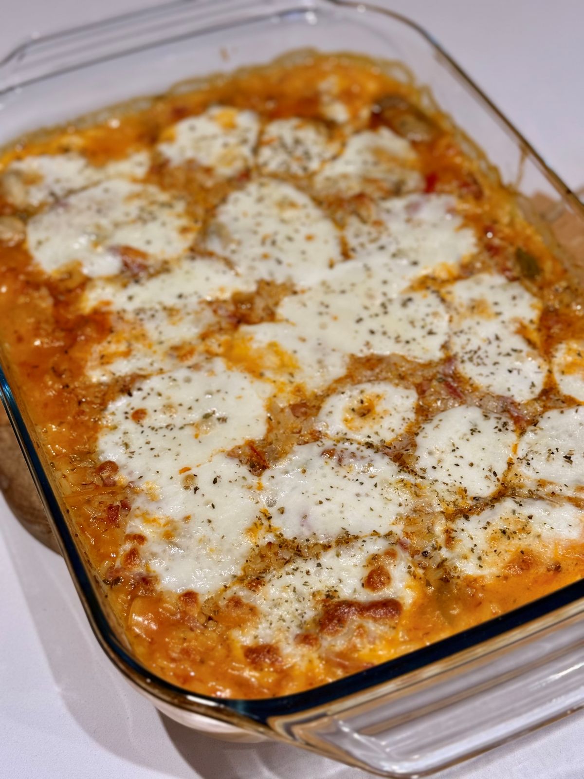 Riz cuisiné comme une pizza, gratiné au four avec de la mozzarella