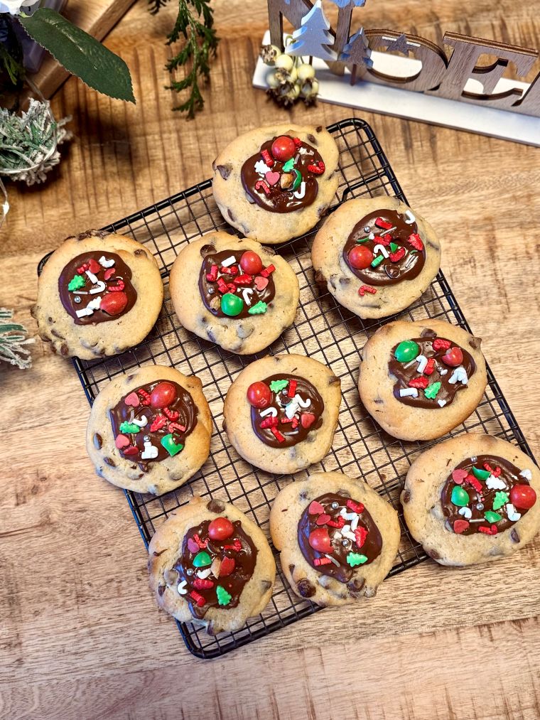 Cookies décorés façon Noël, aux pépites de chocolat, avec un nappage chocolat au lait et des décorations de noël
