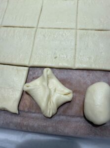 faire les petits pains hot dogs avec la pâte à pizza