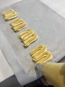Pocher les biscuits avec une poche à douille