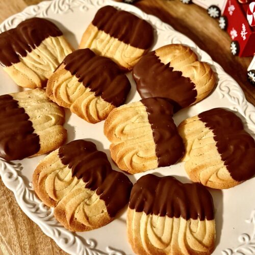 biscuits sablés spritz maison avec glaçage chocolat au lait