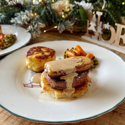 Tournedos de boeuf sur brioche, avec une tranche de foie gras poêlé et une sauce au madère