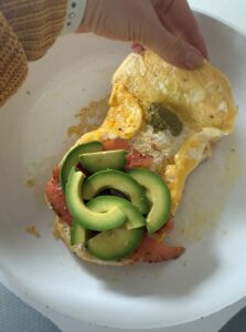Déposer de l'avocat sur le saumon