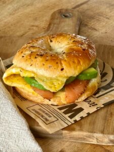 Bagel avec omelette, saumon fumé, avocat et pesto à la coriandre