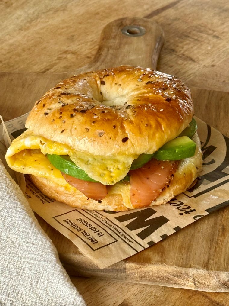 bagel-oeuf-saumon-avocat-pesto Bagel avec omelette, saumon fumé, avocat et pesto à la coriandre
