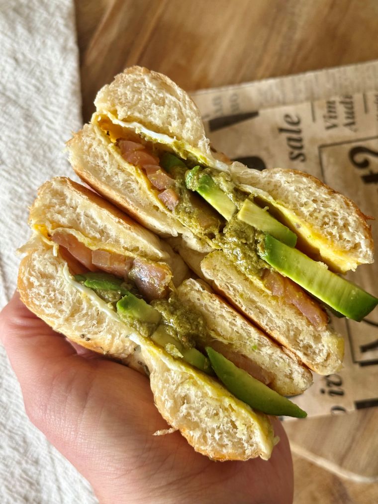 bagel-oeuf-saumon-avocat Sandwich bagel oeuf avocat saumon pesto coupé en deux