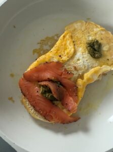 déposer l'emincé de saumon fumé