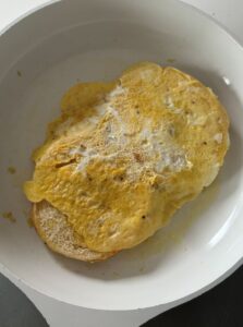 retourner l'ensemble : omelette et pain