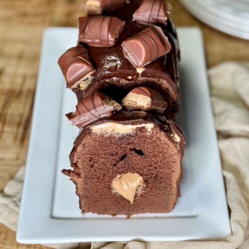 Cake au chocolat fourré pâte à tartiner bianca et morceaux de Kinder Bueno