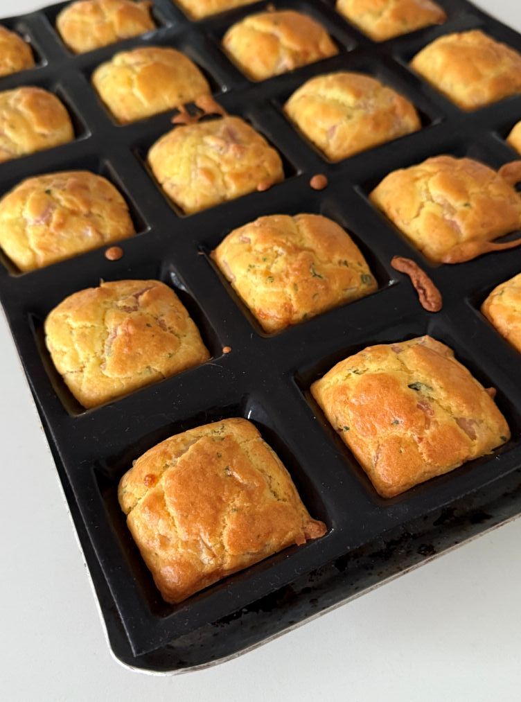 Cakes salés sans gluten pour apéritif, au jambon, fromage et basilic