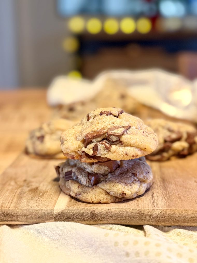 Cookies maison gros, moelleux dedans avec coeur fondant