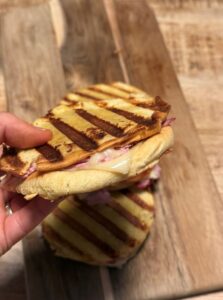 Croque McDo maison avec pain burger brioché, jambon, emmental