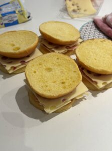 Déposer le dessus du pain burger à l'envers