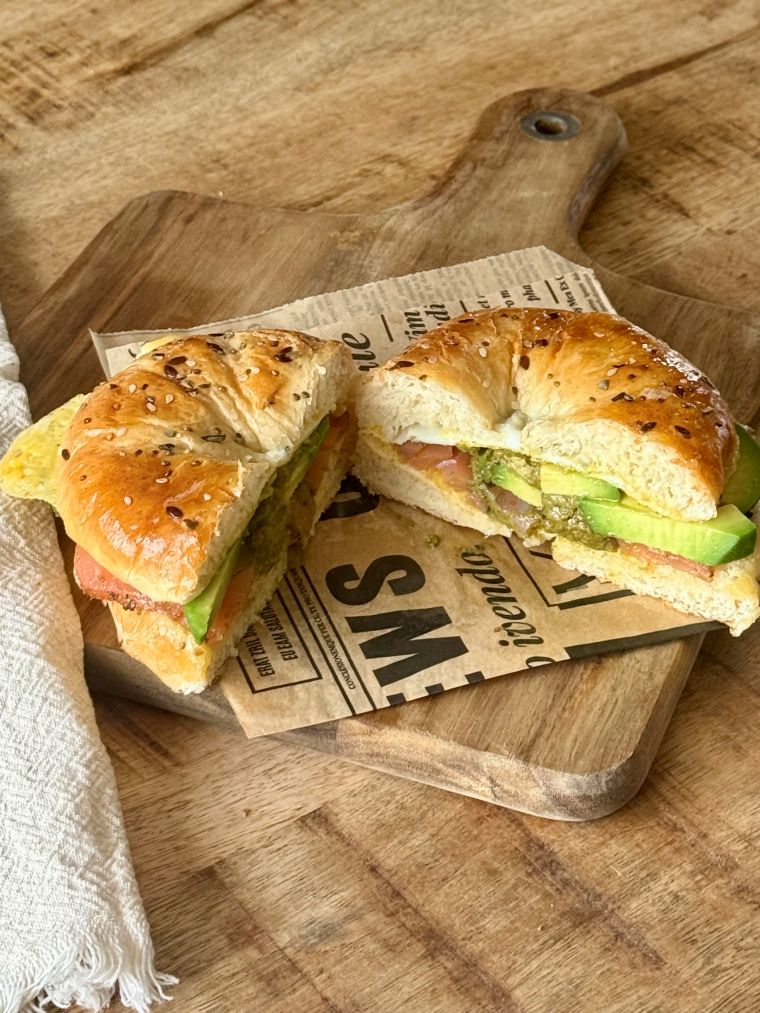 Egg bagel saumon avocat pesto coupé en deux