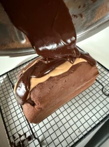 Verser la ganache chocolat noir sur le cake froid