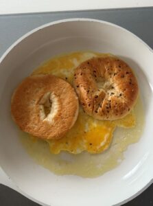 Omelette et pain bagel