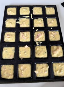 Répartir la pâte à cake sans gluten dans des mini moules