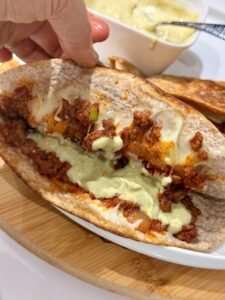 Mettre la sauce coriandre dans les tacos cuits