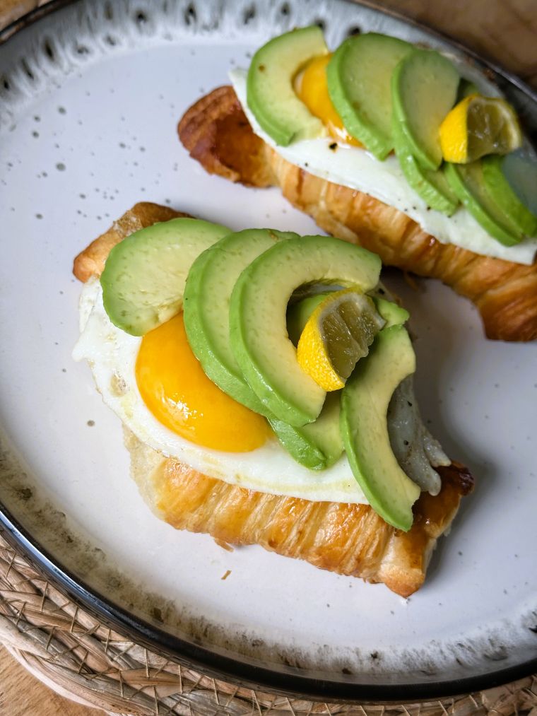 avocado-croissant croissant avocat oeuf au plat citron