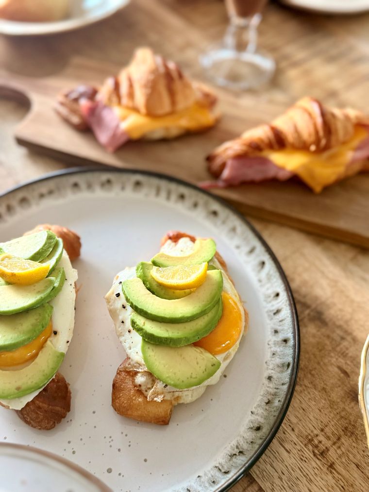brunch-croissant-avocado Croissant avocado : croissant, avocat, oeuf au plat