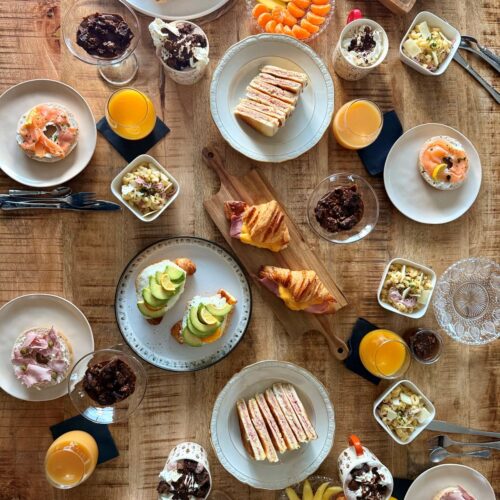 Brunch de janvier : coquillettes, gaufres, croissant avocado, bagel, chocolat vienneois, mousses au chocolat