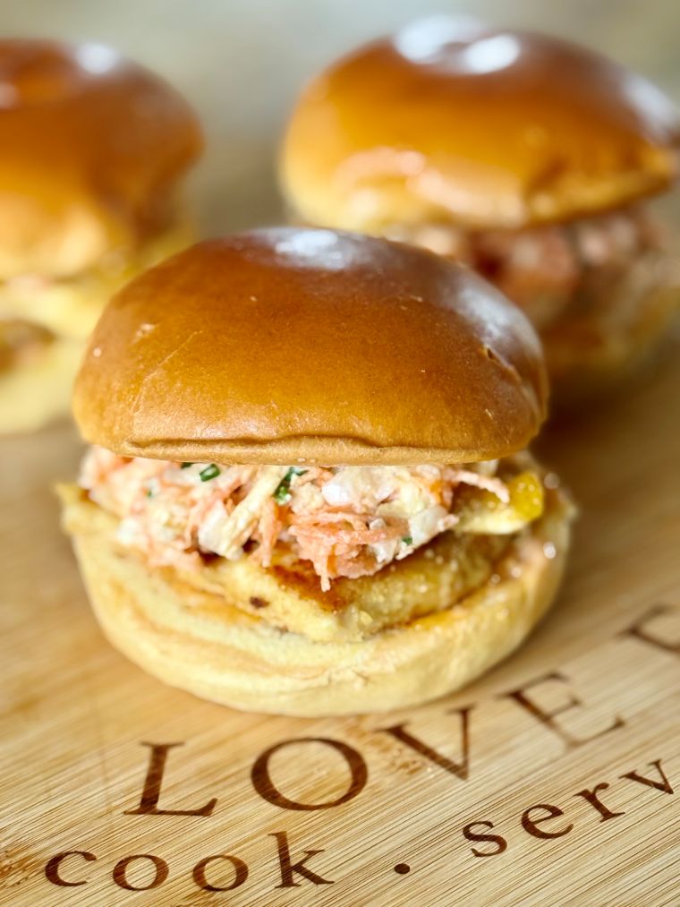 Burger poulet, coleslaw