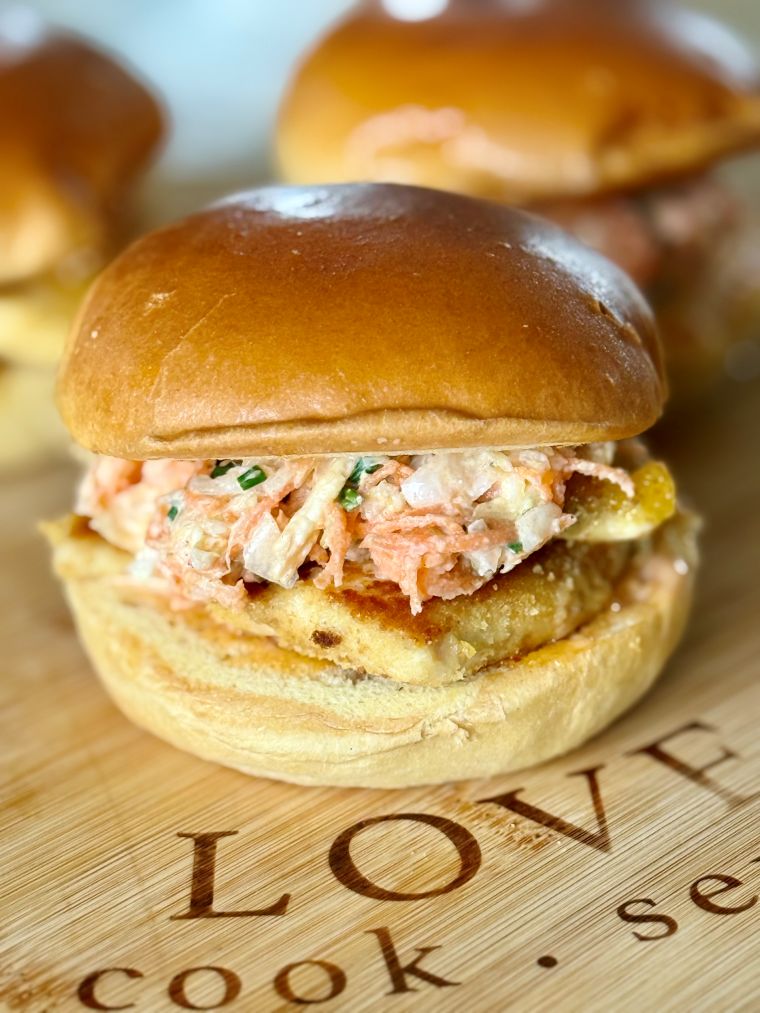 Chicken Katsu Burger : poulet croustillant, mayo sriracha, bun brioché, coleslaw