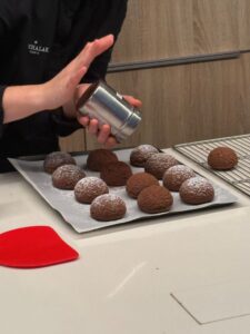 saupoudrer de sucre glace ou de cacao non sucré