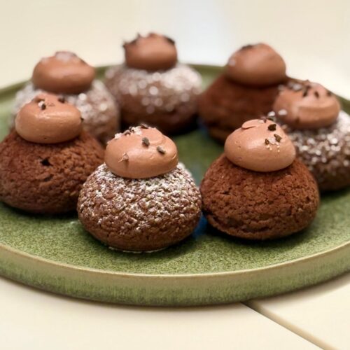 Chou au chocolat, ganache montée au chocolat et caramel beurre salé