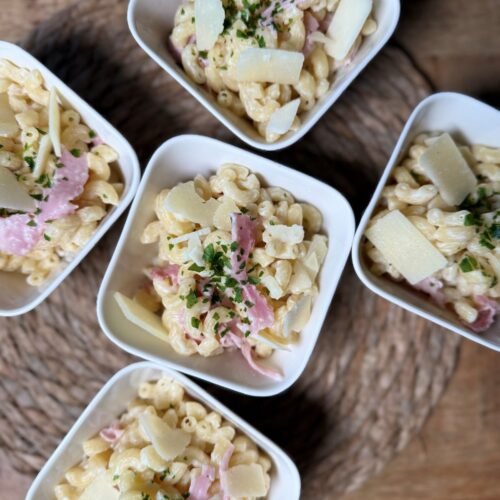 Coquillettes à la crème à la truffe et au jambon