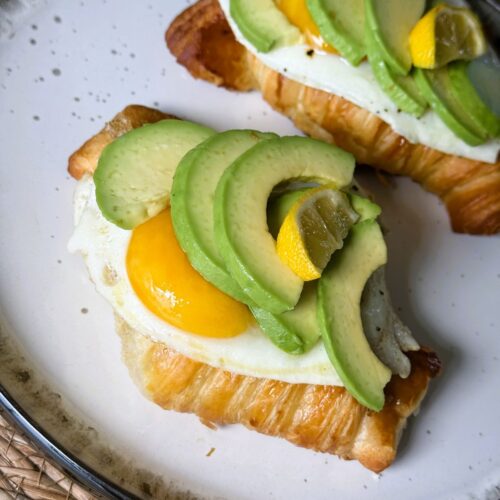 croissant avocat oeuf au plat et citron