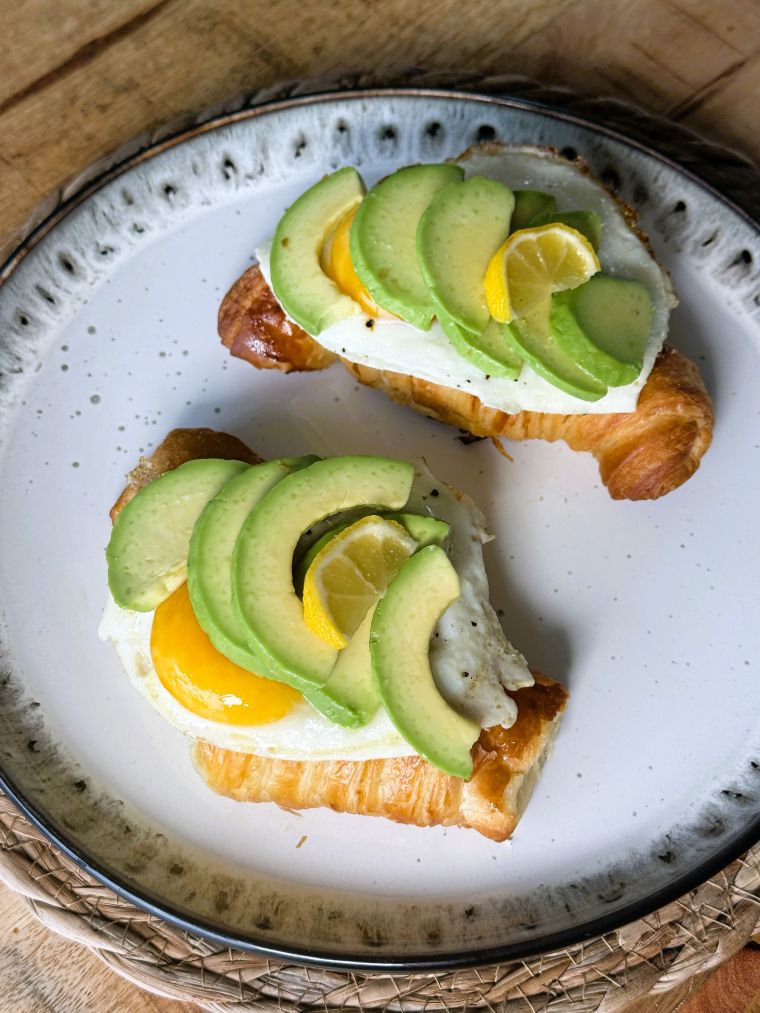 croissant-avocat oeuf au plat