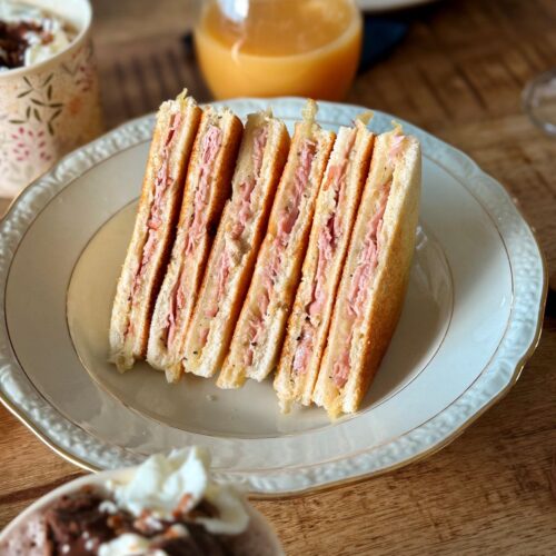 Croque monsieur à la truffe : paine de mie, jambon, crème à la truffe et comté