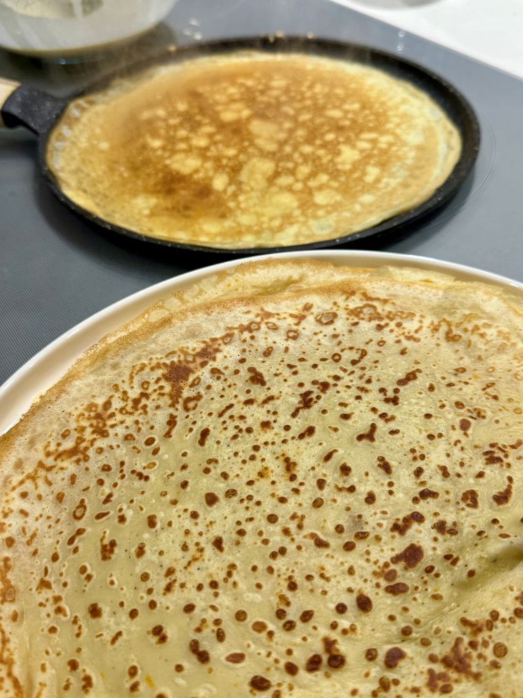 Cuisson des crêpes à la chandeleur